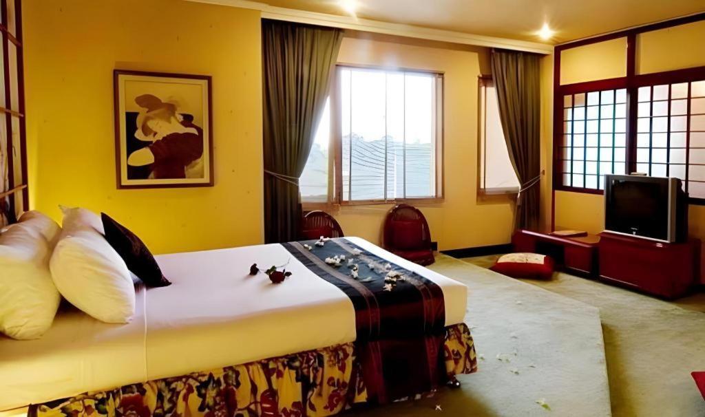 Regent'S Park Hotel Malang Exterior foto