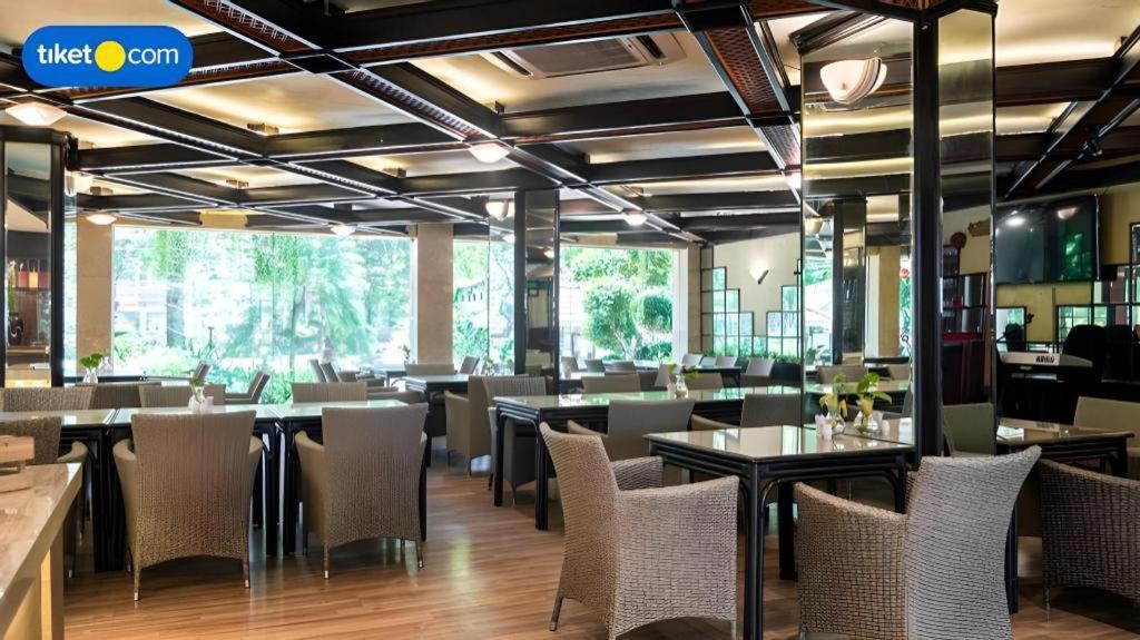 Regent'S Park Hotel Malang Exterior foto