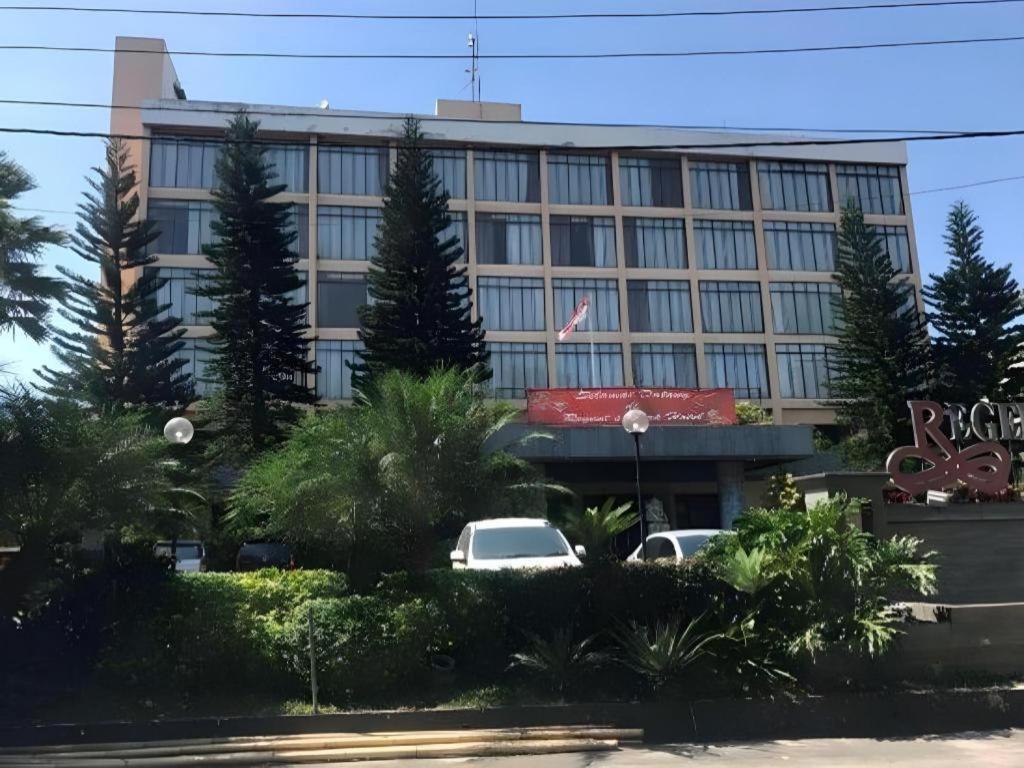 Regent'S Park Hotel Malang Exterior foto