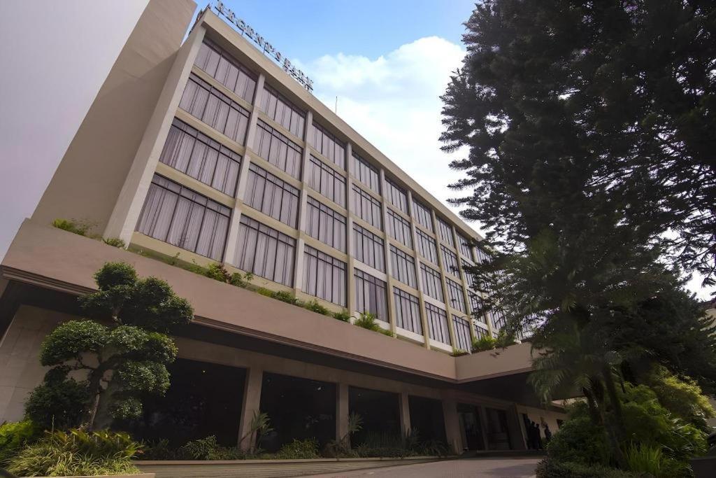Regent'S Park Hotel Malang Exterior foto