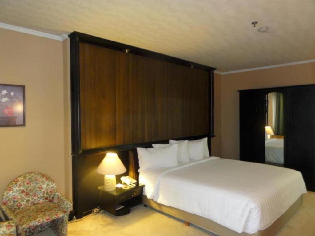 Regent'S Park Hotel Malang Exterior foto