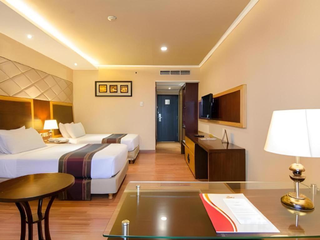 Regent'S Park Hotel Malang Exterior foto
