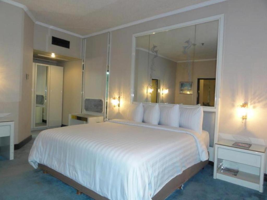 Regent'S Park Hotel Malang Exterior foto