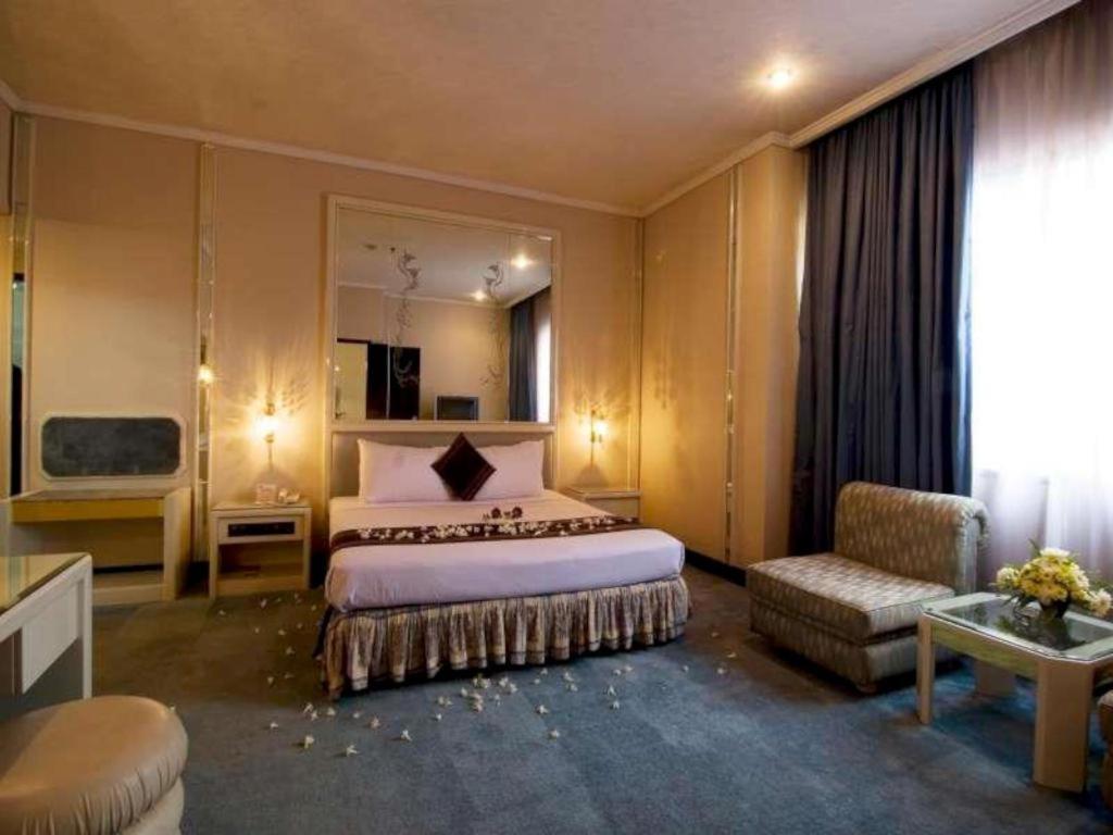 Regent'S Park Hotel Malang Exterior foto